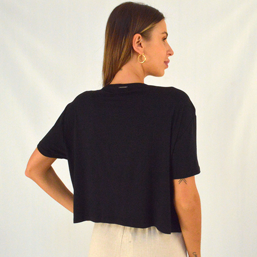 Blusa T-shirt Cropped Solta Preta Flor de Lis - Foto 2