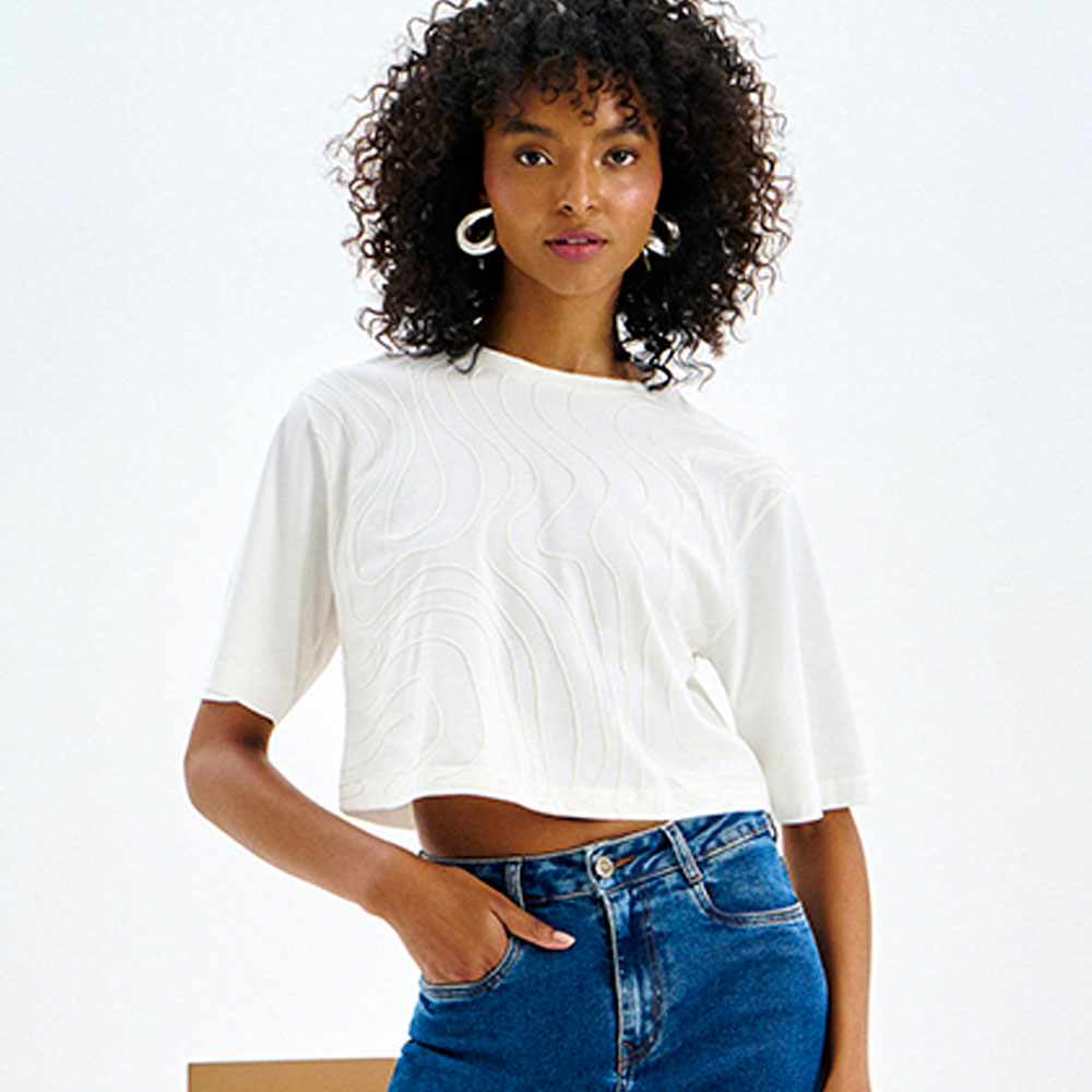 T-shirt Cropped em Malha Prime com Bordado Ondas Lez a Lez - Foto 1