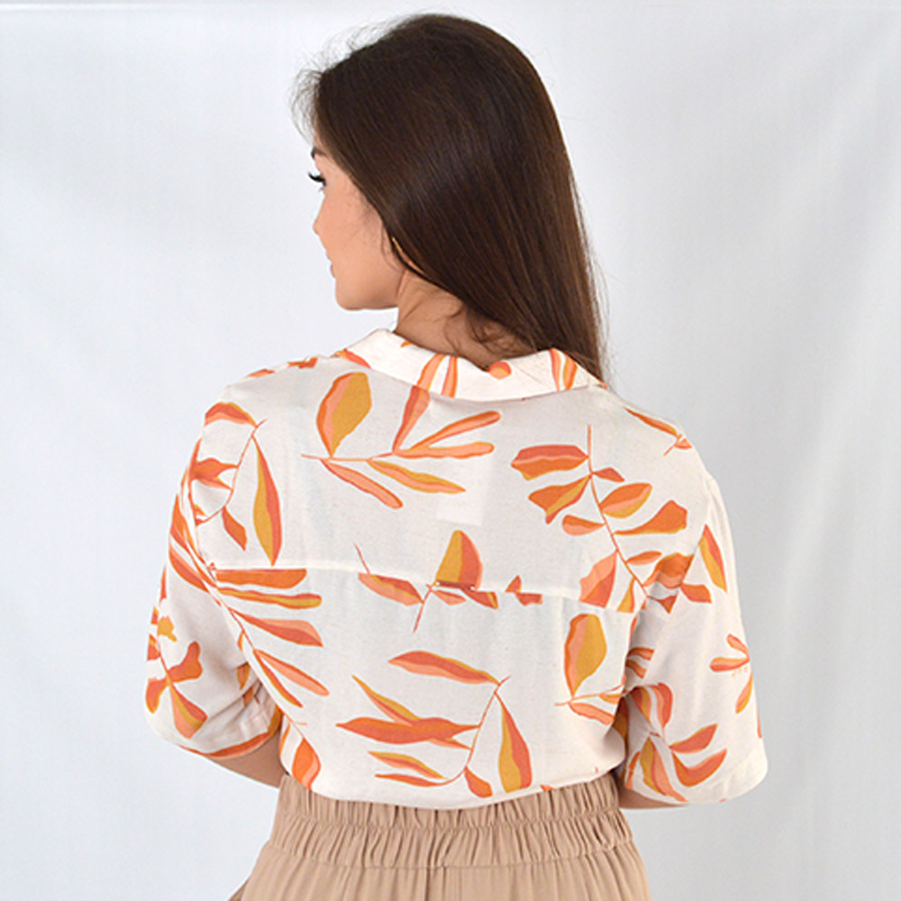 Camisa Cropped Estampa Folhaem Tropical Flor de Lis - Foto 3