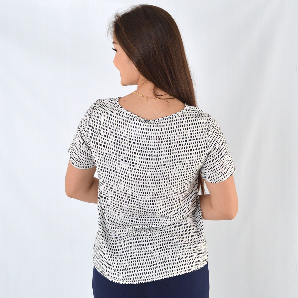 Blusa Manga Curta em Viscose Estampada P&B Lez a Lez - Foto 2