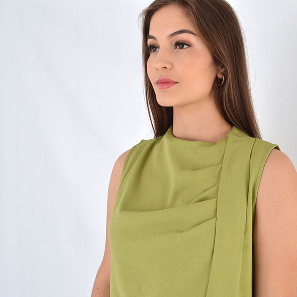 Blusa em Algodo com Pregas Assimtricas Cor Verde Lez a Lez - Foto 2