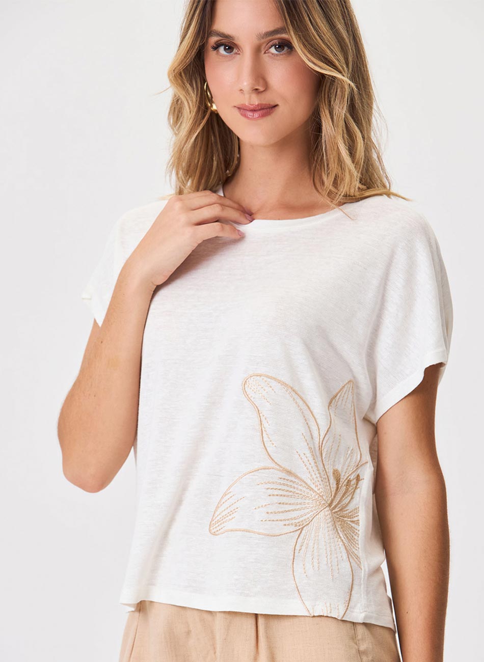 T-shirt Em viscolinho Off White Flor de Lis - Foto 1