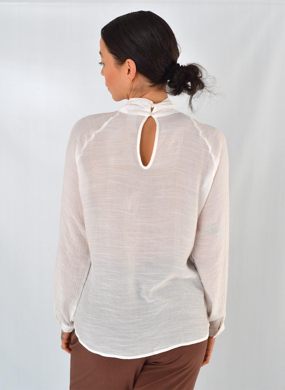 Blusa Shantung Detalhe Gola Gatos e Atos Off White - Foto 4